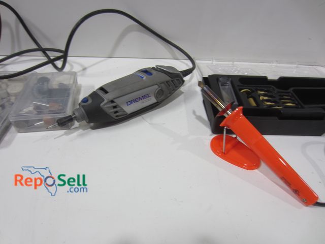 Lot 31-8092 - Dremel 3000 w/Accessories and Weller Engraver - Both Power On