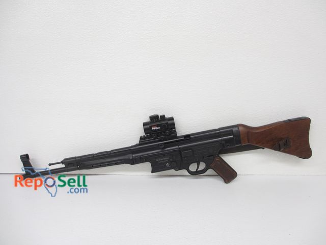 Lot 31-2399 - Schmeisser GSG-STG44 .22LR Rifle with Hard Case - Serial A4910xx - Consignor states never fired