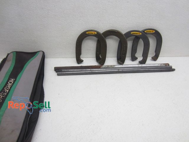 Lot 31-9403 - Horseshoes game set with travel bag