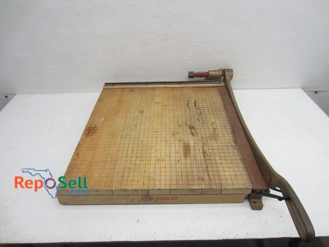 Lot 31-6083 - Ingento #5 1/2 Paper Cutter