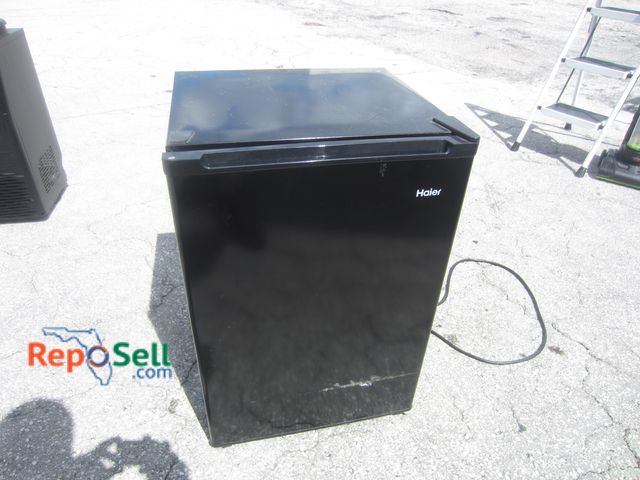 Lot 31-7080 - Haier Mini Fridge #HC27SW20RB, 19x17x27"H - Powers On (Fridge 48 Deg. /Freezer 9 Deg.)