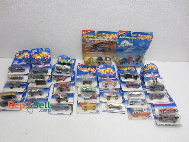 Lot 31-9218 - (35) Hot Wheels in Packaging