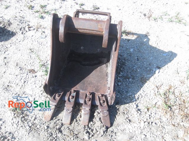 Lot 31-1004 - 16" Bobcat Bucket quick attachment with teeth
