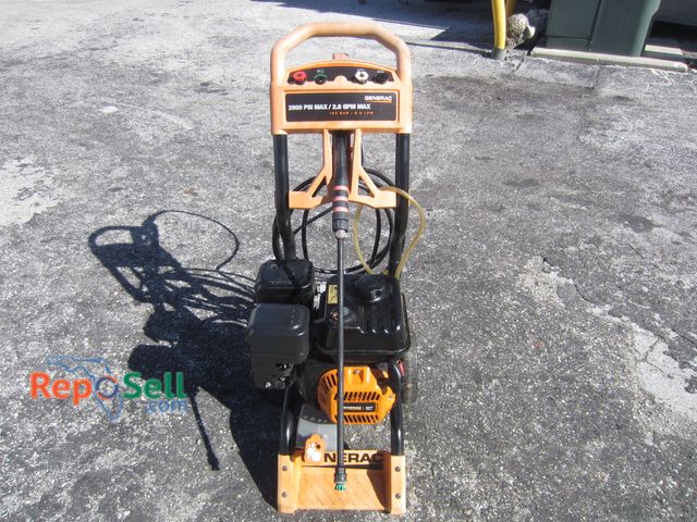 Lot 31-2121 - Generac 2800 PSI Gas Pressure Washer With Wand And Hose - Has Compression