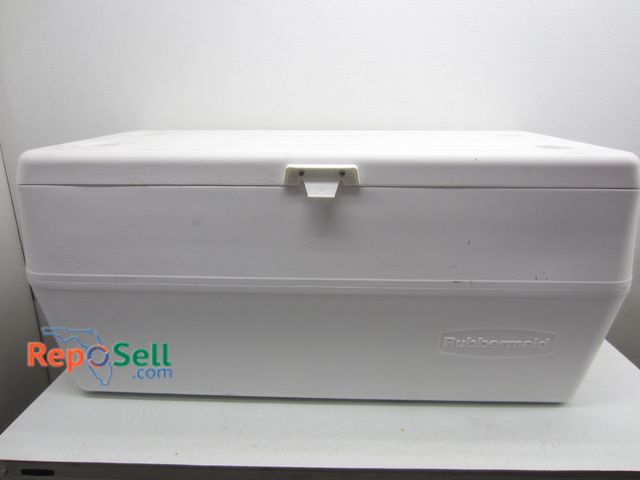 Lot 31-1276 - XL 150 QT Rubbermaid Cooler #2B8J - Missing Drain Plug