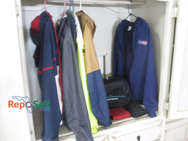 Lot 31-8532 - Men's Outerwear, Rain Jackets, Umbrellas And New Balance Backpack - sizes L, XL, XXL