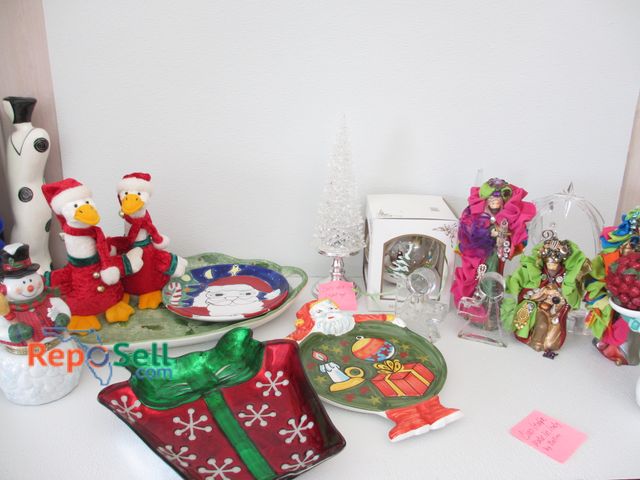 Lot 31-1447 - Lot Of Christmas Decor, Plates Made In Poland, 3 Wise Men etc