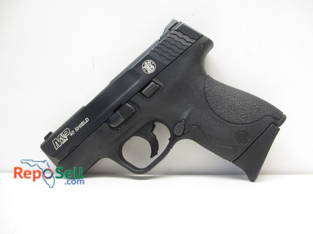 Lot 31-1048 - Smith and Wesson M&amp;P 40, 40 cal Pistol with 3-inch barrel, one mag, holster - HVR91XX