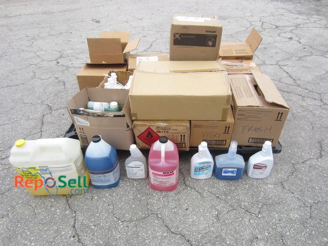 Lot 31-1389 - Large Lot of Commercial Cleaning Supplies: Cleaning Sprays, Hand Sanitizer, etc.