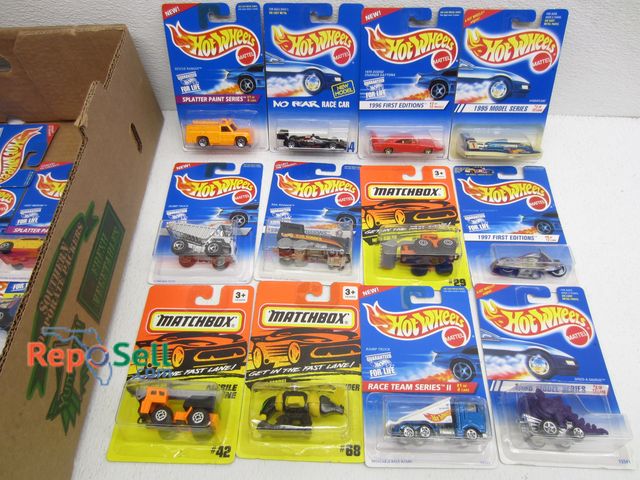 Lot 31-9390 - (33) Hot Wheels and Matchbox in Packaging