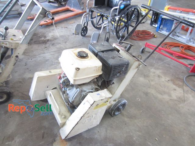 Lot 31-1035 - Sturdi walk behind, Mini I saw - Powers on