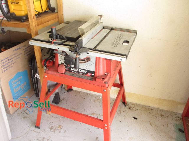 Lot 31-8372 - Skilsaw 10-Inch 15-Amp Table Saw With Stand, Model 3400