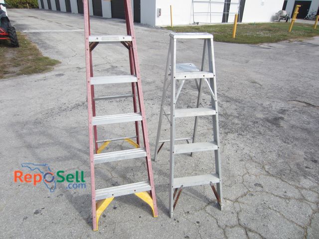 Lot 31-9522 - 5' Aluminum Ladder And 6' Werner Fiberglass Ladder