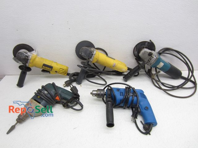 Lot 31-6073 - (5) Corded Tools, Dewalt, Makita, etc.: (all power on): (3) Angle Grinders &amp; (2) Hammer Drills