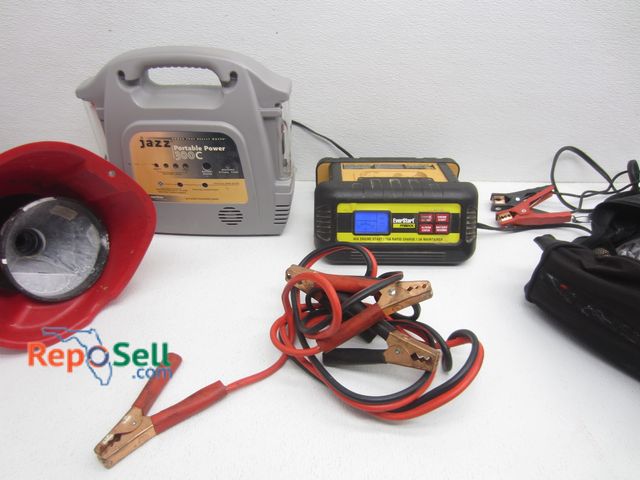 Lot 31-8386 - Auto Acces Lot: Jumper Cables, Everstart Maxx (Power On), Jazz 300z (Missing Power Cord) etc