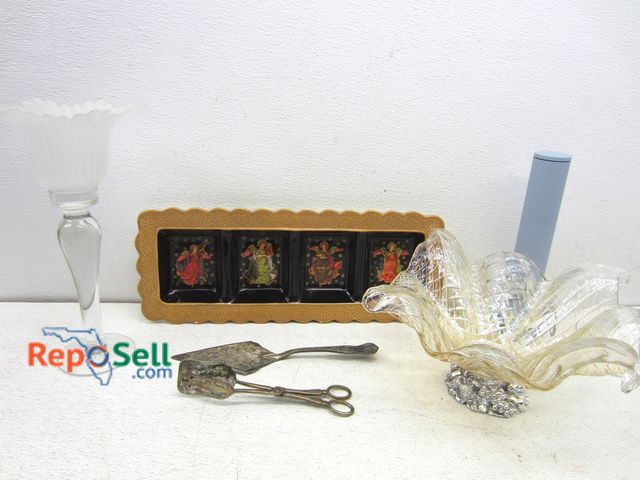 Lot 31-5401 - Decor/Kitchen Lot: Serving Dishes, Crystal Bowl, etc.