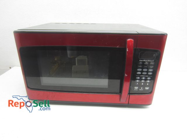 Lot 31-8302 - Red Microwave: Hamilton Beach, 1500W, 20x12x17"- Powers On