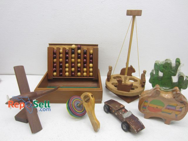 Lot 31-6307 - Vintage Wooden Toys: Top, Puzzles, etc.