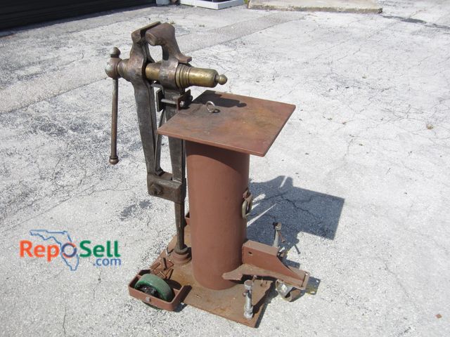 Lot 31-6085 - Ferrier's Rolling Vise - Very Heavy