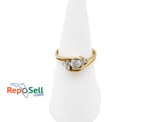 Lot 31-1012 - 14K Yellow Gold Diamond Ring Size 5.5 - 3.28g total - Center .25ct, Side .10ct (approx)