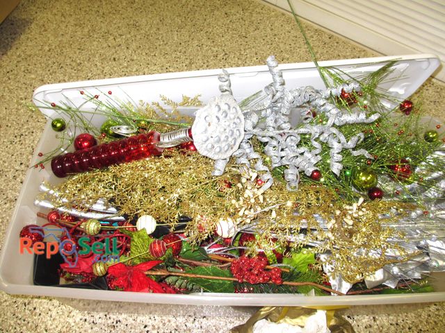 Lot 31-1094 - Christmas Decor in Tote