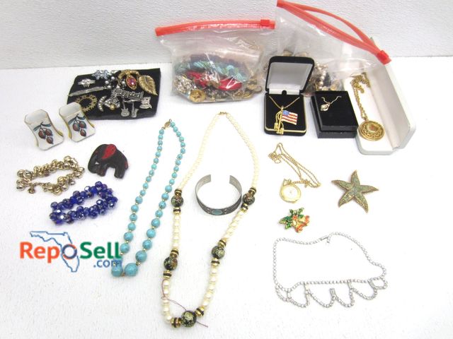 Lot 31-7268 - Lot Of Costume Jewelry: Necklaces, Bracelets, Pins etc