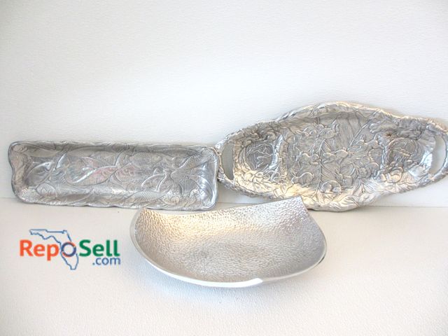 Lot 31-1384 - (3) Arthur Court Platters, 1994/85/90: Rabbits, Fish, etc.