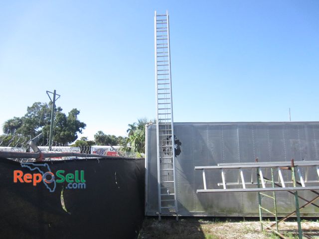 Lot 31-1009 - 40' Aluminum Adjustable Ladder