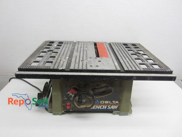 Lot 31-2509 - Delta 10" Bench Saw - Power On