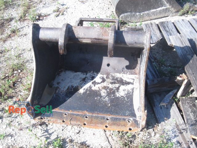 Lot 31-1000 - 24" Bobcat Bucket quick attachment no teeth