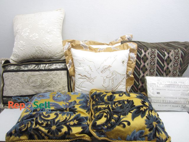 Lot 31-5266 - (9) Decor Pillows And Due vet Cover Full/Queen