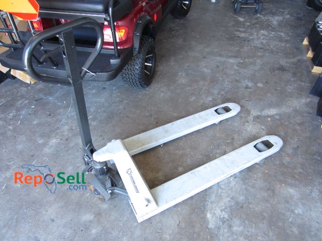 Lot 31-1180 - 4400# Strongway Pallet Jack