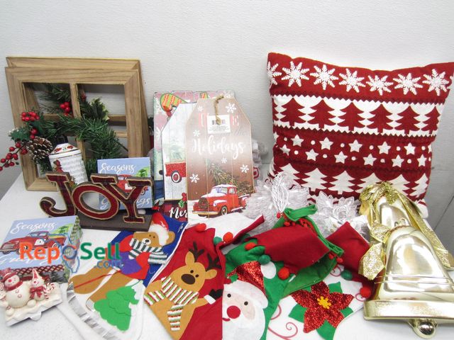 Lot 31-1139 - Holiday Decorations