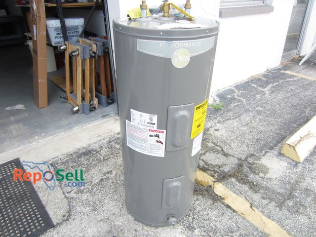 Lot 31-6393 - 2023 Rheem 30 G Water Heater 50.5" H - Never Installed