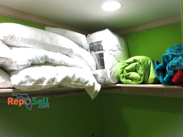 Lot 31-1310 - (6) Pillows - Most King Size, (1) King Size Comforter, (4) Blankets
