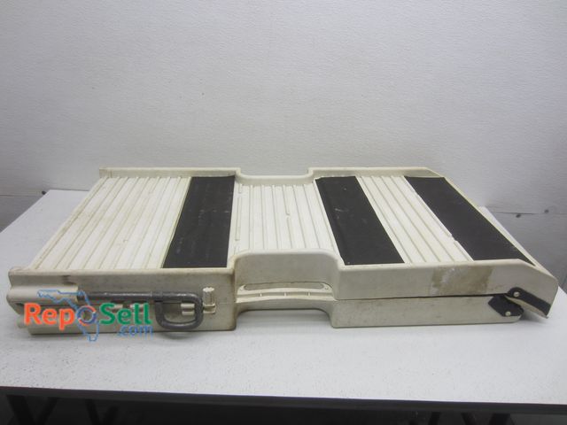 Lot 31-9214 - Pet Ramp with Carry Handle 70"L (open) x 17 W