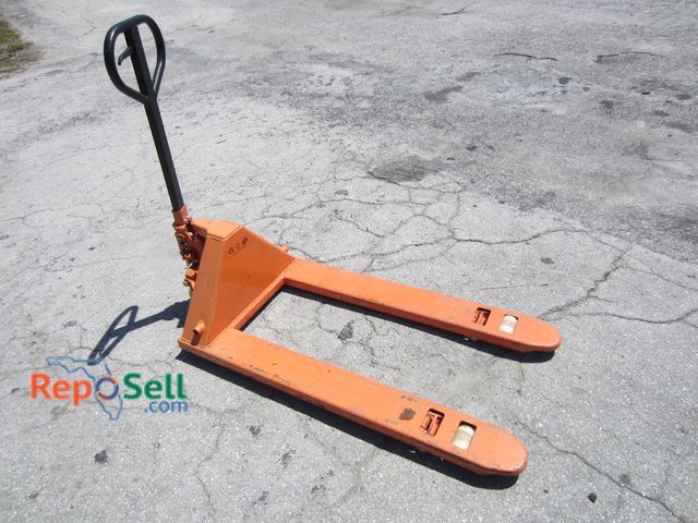 Lot 31-5428 - Pallet Jack 2500 kgs Moves up and down - Lifting Bar is bent