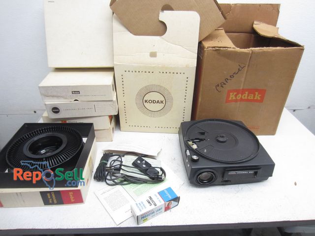 Lot 31-6163 - Vintage Kodak Projector And Slides In Boxes - Power On