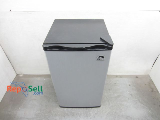 Lot 31-5386 - Igloo Household Refrigerator 17.5"x31"x18" #FR322; Powered On, Temped, Cooled 36°