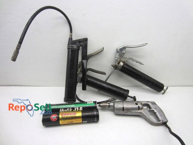 Lot 31-5353 - Tool Lot: (3) Grease Guns And Craftsman Drill (Power On)