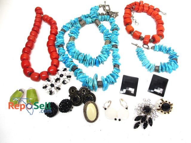 Lot 31-3029 - Jewelry Lot: (3) Necklaces, Bracelet, Earrings