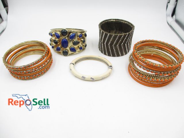 Lot 31-9351 - Jewelry Lot: Variety of Bangle Bracelets
