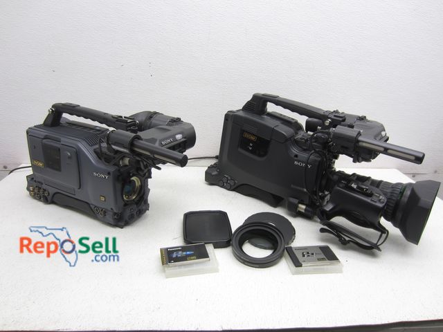 Lot 31-5247 - (2) Sony Cameras with Cases (both power on) - DSR 400, DSR 370