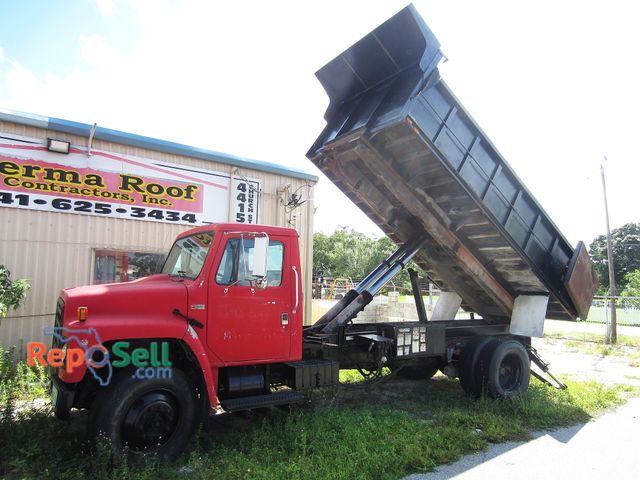 Lot 31-7999 - 1989 International S 1900 Regular Cab Dump Bed Pickup Truck