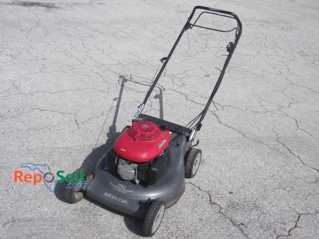 Lot 31-6197 - Honda Mower Harmony II HRR216 - Ran When Tested