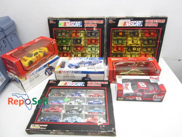 Lot 31-1433 - Nascar Collectable Die-Cast Cars And Totelocker