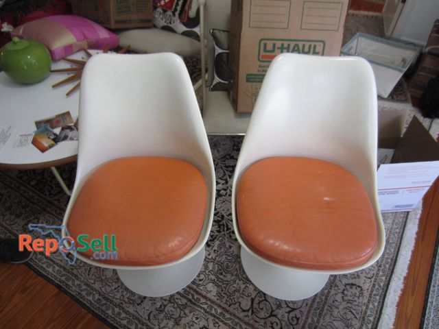 Lot 31-9116 - (2) White Tulip-Style Chairs With Orange Cushions, Made Of Plastic And Metal