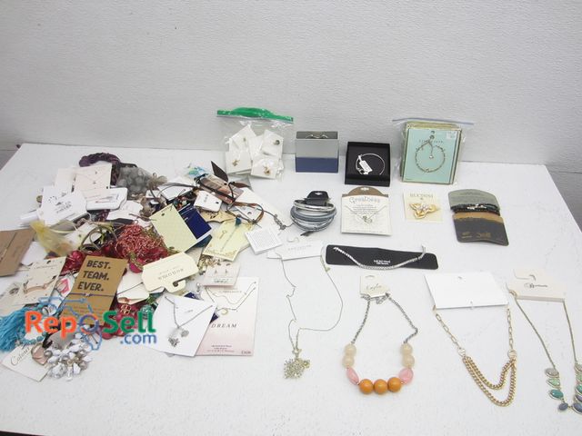 Lot 31-2152 - Lot Of New Jewelry On Cards And New Boxes