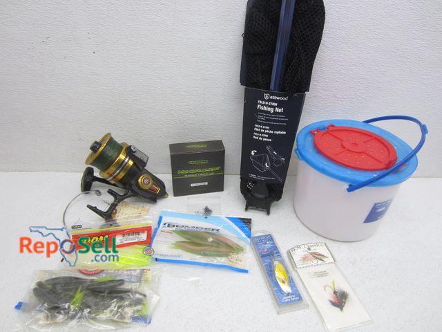 Lot 31-4086 - Fishing Lot: Penn Reel, Foldable Fishing Net, Various Lures, Bait &amp; Tackle Bucket, etc.