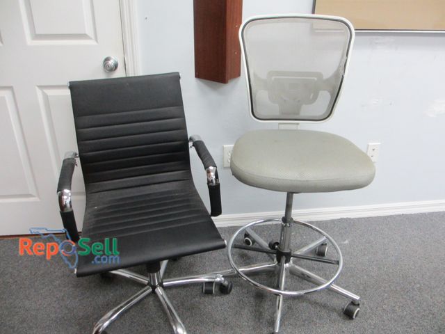 Lot 31-8180 - (2) Rolling Office Chairs